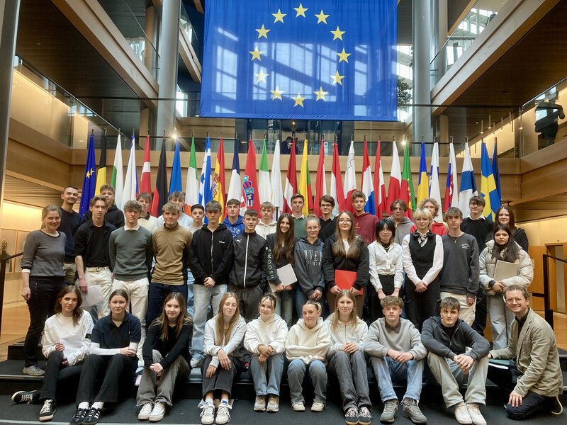 Die Schülergruppe im Parlament